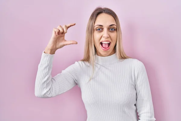 Young Blonde Woman Wearing White Sweater Pink Background Smiling Confident — Stock Photo, Image