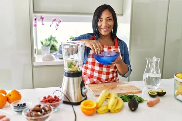 Hispanic Brunette Woman Preparing Fruit Smoothie Ice Kitchen — Zdjęcie stockowe