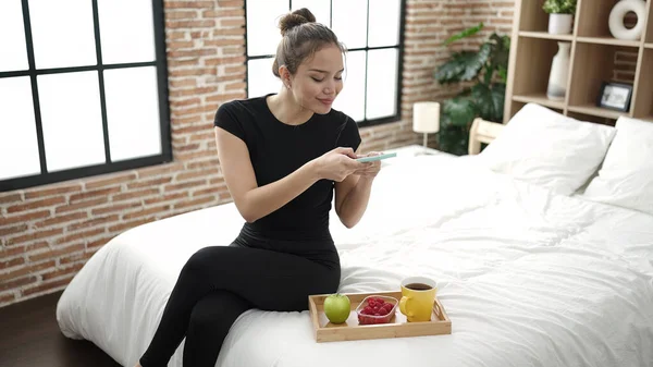 Young Beautiful Hispanic Woman Making Photo Healthy Breakfast Smartphone Bedroom — Stock Photo, Image