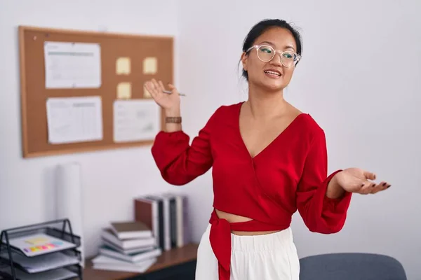 若い中国人女性ビジネスワーカーでオフィスで話す — ストック写真