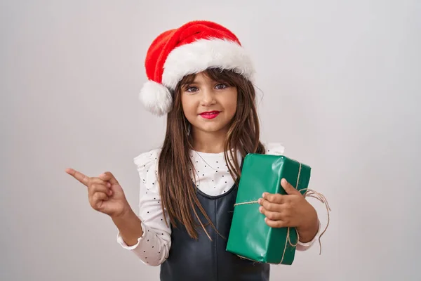 Pequena Menina Hispânica Vestindo Chapéu Natal Segurando Presentes Sorrindo Feliz — Fotografia de Stock