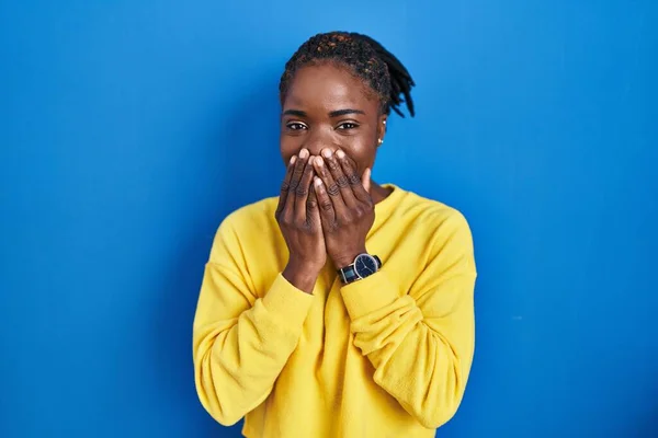 Mulher Negra Bonita Sobre Fundo Azul Rindo Riso Embaraçado Cobrindo — Fotografia de Stock