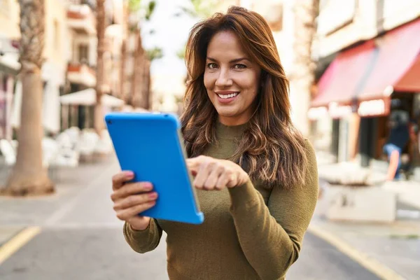 Jovem Latina Sorrindo Confiante Usando Touchpad Rua — Fotografia de Stock