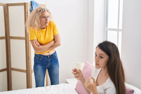 Kadın Anne Kızı Yatak Odasında Tartışıyor — Stok fotoğraf