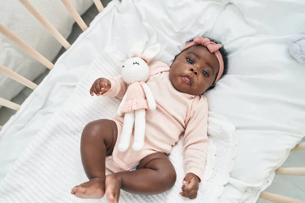 Afrikansk Amerikansk Bebis Liggande Vaggan Med Avslappnat Uttryck Sovrummet — Stockfoto