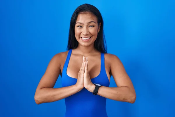 Hispanic Woman Standing Blue Background Praying Hands Together Asking Forgiveness — 图库照片