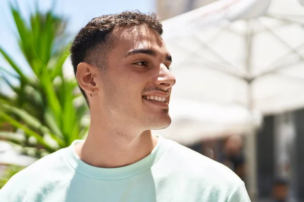 Young Hispanic Man Smiling Confident Looking Side Street — Stock fotografie