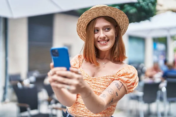 Young Redhead Woman Tourist Wearing Summer Hat Make Selfie Smartphone — Stockfoto