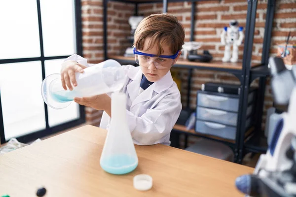 Uroczy Latynoski Student Wylewający Płyn Probówkę Klasie Laboratoryjnej — Zdjęcie stockowe