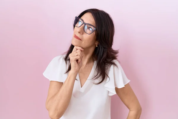 Middle Age Hispanic Woman Wearing Casual White Shirt Glasses Hand — Zdjęcie stockowe