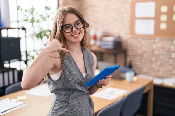 在办公室工作的白人妇女戴着眼镜 微笑着用手和手指做电话手势 就像在电话里说话一样 交流概念 — 图库照片