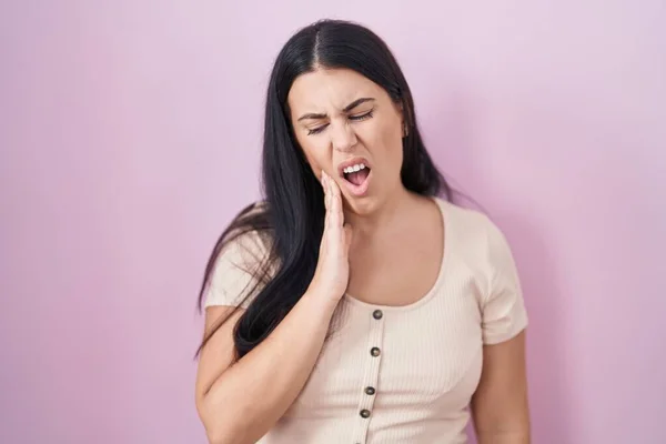 Young Hispanic Woman Standing Pink Background Touching Mouth Hand Painful — Φωτογραφία Αρχείου