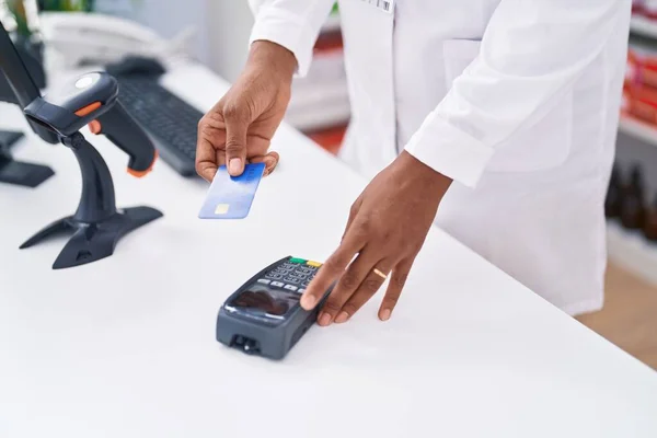 中年非洲裔美国女药剂师 在药店使用信用卡和数据电话 — 图库照片