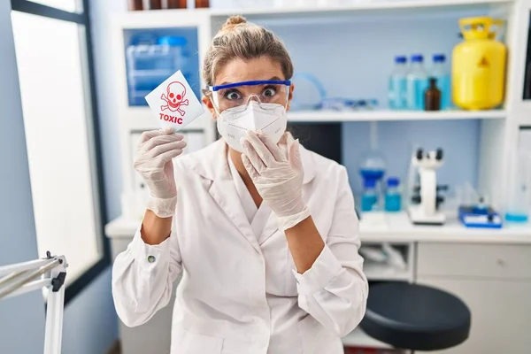 Laboratuvarda Çalışan Genç Bir Kadın Elinde Zehirli Pankart Tutarak Ağzını — Stok fotoğraf