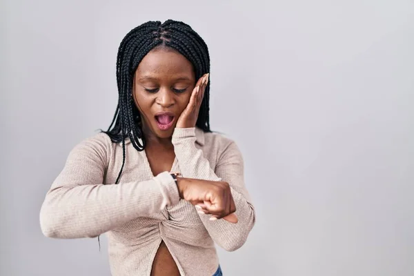 Afrikanerin Mit Zöpfen Die Vor Weißem Hintergrund Steht Und Besorgt — Stockfoto