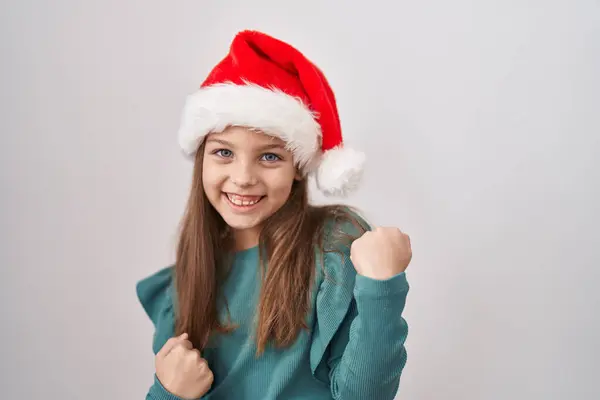 Маленькая Кавказская Девочка Рождественской Шляпе Радовалась Удивлялась Успеху Поднятыми Руками — стоковое фото