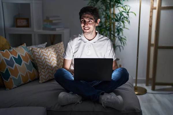 Junger Hispanischer Mann Mit Laptop Hause Der Nacht Der Mit — Stockfoto