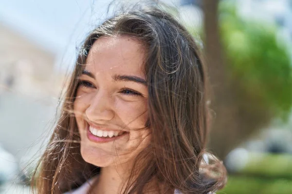 Junge Hispanische Frau Lächelt Selbstbewusst Und Schaut Park Zur Seite — Stockfoto