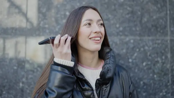 Νεαρή Όμορφη Ισπανόφωνη Γυναίκα Χαμογελά Αυτοπεποίθηση Ακούγοντας Ηχητικό Μήνυμα Από — Φωτογραφία Αρχείου