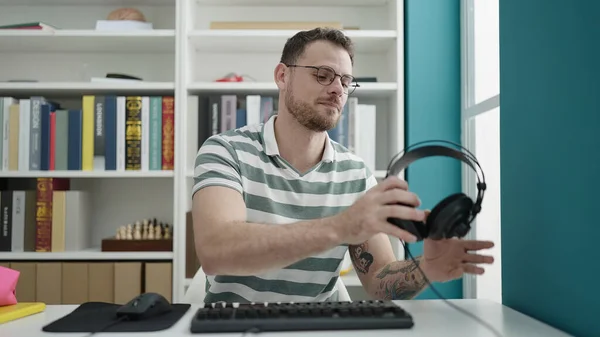 Young Caucasian Man Using Computer Wearing Headphones Library University — Stok fotoğraf