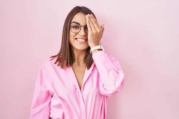Young Hispanic Woman Wearing Glasses Standing Pink Background Covering One — Stock Photo, Image