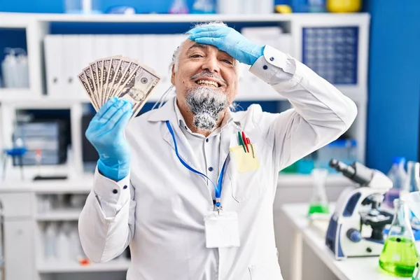 Мужчина Средних Лет Седыми Волосами Работающий Лаборатории Учёных Держит Деньги — стоковое фото