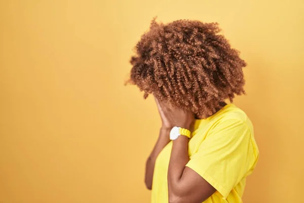 Young Hispanic Woman Curly Hair Standing Yellow Background Sad Expression — Stock fotografie