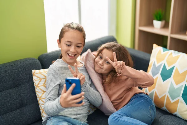 Duas Crianças Fazem Selfie Por Smartphone Sentado Sofá Casa — Fotografia de Stock