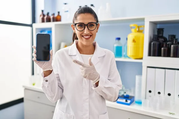 Mujer Hispana Joven Trabajando Laboratorio Científico Con Smartphone Sonriendo Feliz —  Fotos de Stock