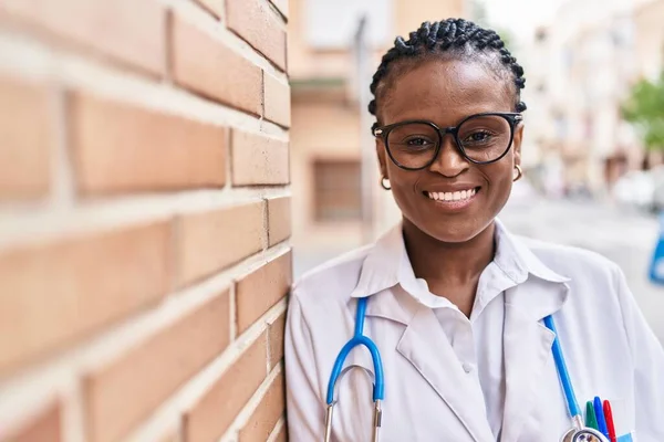 Mujer Afroamericana Doctora Sonriendo Confiada Parada Calle —  Fotos de Stock