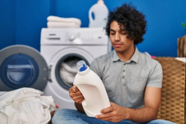 Çamaşır Odasında Şişe Deterjanı Tutan Genç Bir Spanyol — Stok fotoğraf
