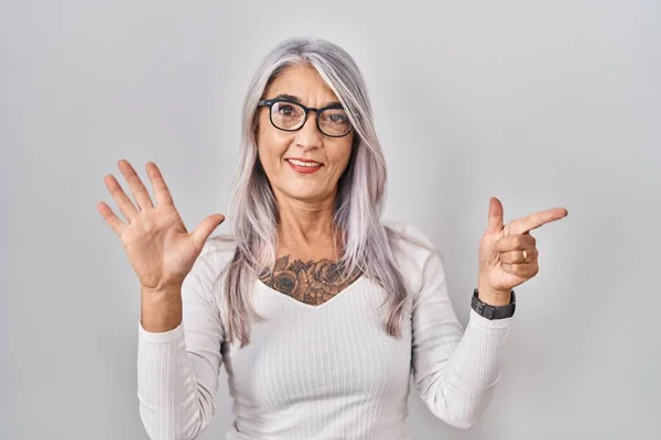 Middle Age Woman Grey Hair Standing White Background Showing Pointing — Stok fotoğraf
