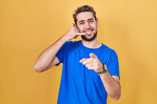 Hispanic Man Beard Standing Yellow Background Smiling Doing Talking Telephone — Stockfoto