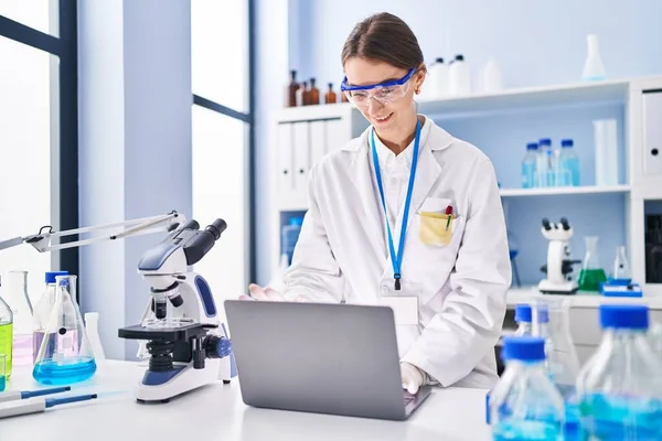 Young Caucasian Woman Scientist Smiling Confident Using Laptop Laboratory — Stock Photo, Image
