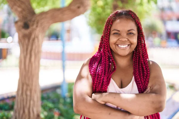Африканська Американка Усміхається Впевнено Стоячи Схрещеними Руками Парку — стокове фото