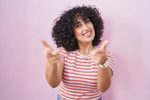 Young Middle East Woman Standing Pink Background Pointing Fingers Camera — Stockfoto