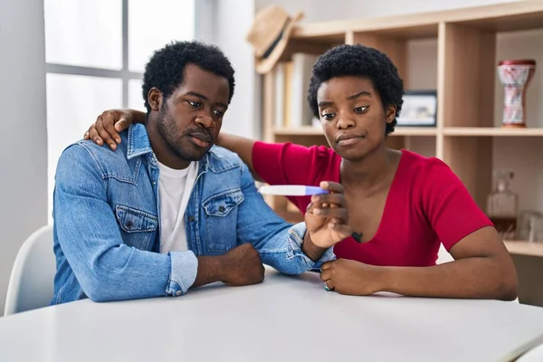Unga Afrikanska Amerikanska Par Som Håller Graviditetstest Resultat Tänkande Attityd — Stockfoto