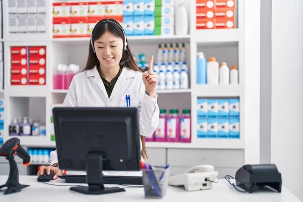 Chinese Young Woman Working Pharmacy Drugstore Wearing Headset Smiling Idea — ストック写真