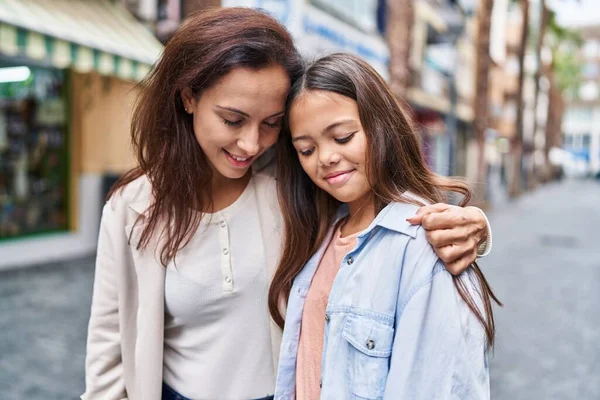 Woman Girl Mother Daughter Hugging Each Other Street — Stockfoto