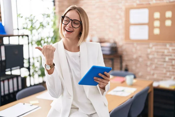 사무실에서 일하는 코카서스 여성은 안경을 얼굴로 웃으면서 엄지를 가리키고 — 스톡 사진