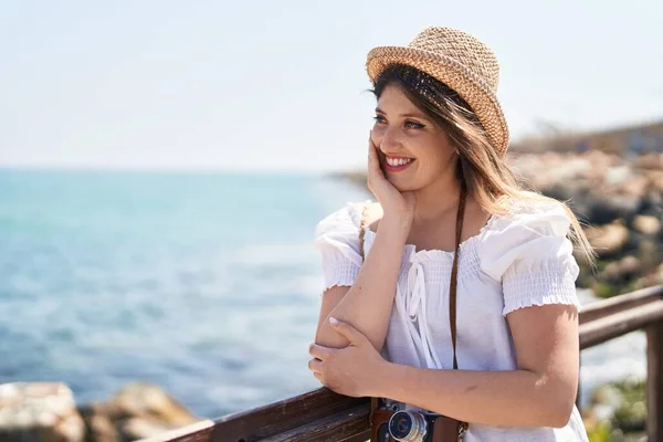Young Hispanic Woman Tourist Smiling Confident Leaning Balustrade Seaside — Stock Photo, Image