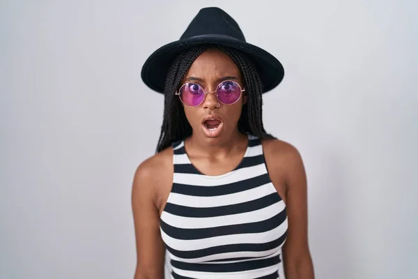 Молодой Африканский Американец Косичками Шляпе Солнцезащитных Очках Шокирующем Лице Выглядит — стоковое фото