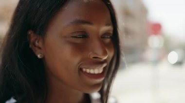 Güzel, Afro-Amerikan bir kadının portresi. Uzun saçlı, siyah gözlü.