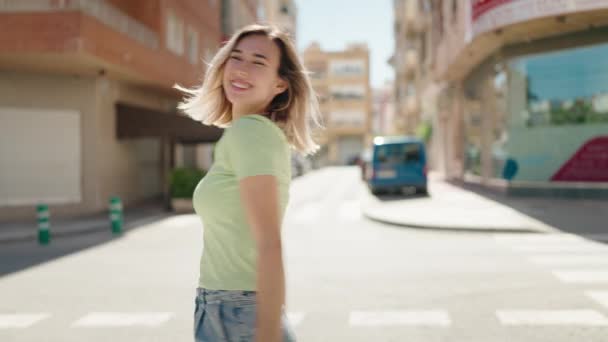 Молодая Женщина Улыбается Уверенно Танцуя Улице — стоковое видео