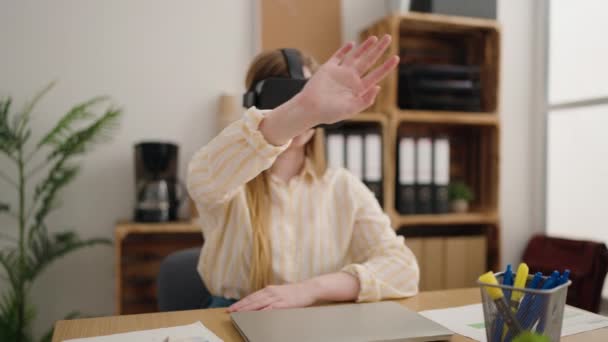 Jonge Blonde Vrouw Zakenman Met Behulp Van Virtual Reality Bril — Stockvideo