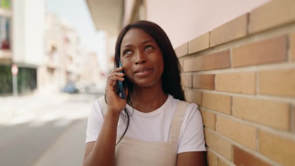 Ung Afrikansk Amerikansk Kvinna Ler Säker Talar Smartphone Gatan — Stockvideo