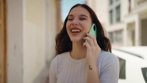 Wanita Muda Tersenyum Percaya Diri Berbicara Smartphone Jalan — Stok Video