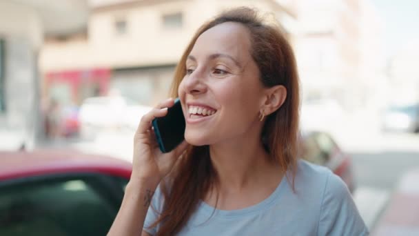 Gülümseyen Genç Bir Kadın Caddedeki Akıllı Telefondan Konuşuyor — Stok video