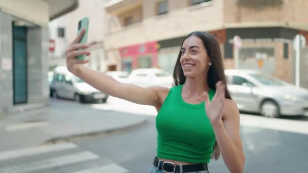 Jovem Bela Mulher Hispânica Sorrindo Confiante Ter Chamada Vídeo Rua — Vídeo de Stock