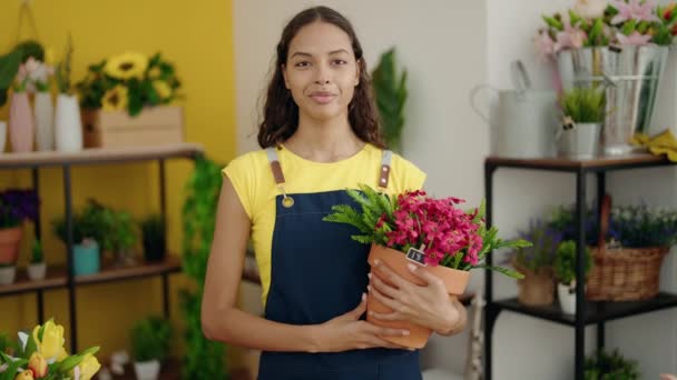 Krásná Mladá Žena Květinami Rukou — Stock video